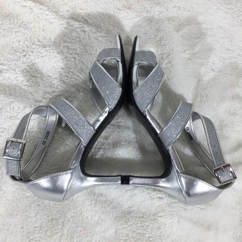 Dyeables Women's Amber Silver Sparkly Ankle Strap heels - Size 6B - Picture 4 of 7